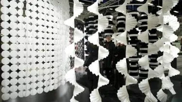Soft Walls Labyrinth heter installationen med textila väggar gjord av textilkonstnärer under ledning av Synnöve Mork.