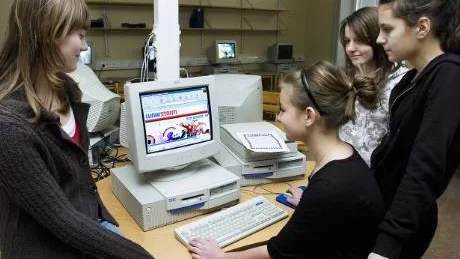 Tatjana Vasilic, Medina Todorovac, Berina Hasanov och Melisa Vranjikova har alla upplevt att någon varit elak mot dem på nätet någon gång. Foto: Robert Svensson
