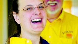 Under flera år befann sig Simona Broander under vattenytan. Ett destruktivt äktenskap hade brutit ner hennes självkänsla och hon förmådde inte ta tag i sitt liv. Kontakten med Tony Eglund på Ditt Nya Hageby fick henne att ta viktiga steg till en förändring. Foto: Titti Olovsson