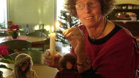 I år annordnar Risinge församling i traditionell ordning ett julfirande dit alla är välkomna. "Det är viktigt att det finns någonstans i Finspång att fira jul även om man är ensam" säger Viveca Johansson, diakonissa i Risinge församling. Arkivbild: Titti Olovsson