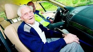100-årige Svärtingebon Sixten Johansson har väntat på det här i 57 år. Igår fick han åka först av alla. Med Niklas Engström, Vägverkets platschef som chaufför. Foto: Niclas Sandberg