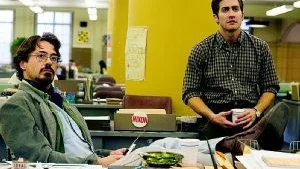 Robert Downey Jr och Jake Gyllenhaal jagar seriemördare i "Zodiac". En film med hög kvalitet på manus, foto, spel och musik, enligt Folkbladets recensent.  Foto: Merrick Morton/Paramount Pictures/AP