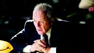 Gammal är äldst? Anthony Hopkins som den mordmisstänkte Thomas Crawford i domstolsdramat "Bristande bevis". Foto: SF