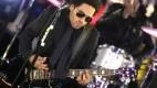 Lenny Kravitz performs during the New Years eve celebration at Times Square in New York, Monday, Dec. 31, 2007.  (AP Photo/Seth Wenig)