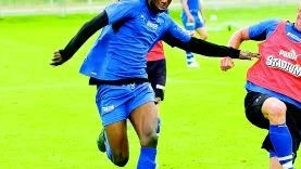 Joe Sise är bara 17 år men redan ett eftertraktat namn på fotbollsmarknaden. I våras  provtränade den långe anfallaren med AC Milan. Foto: Niclas Sandberg