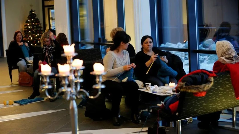 Ett 15-tal personer har samlats i dag för att sticka en jordglob.