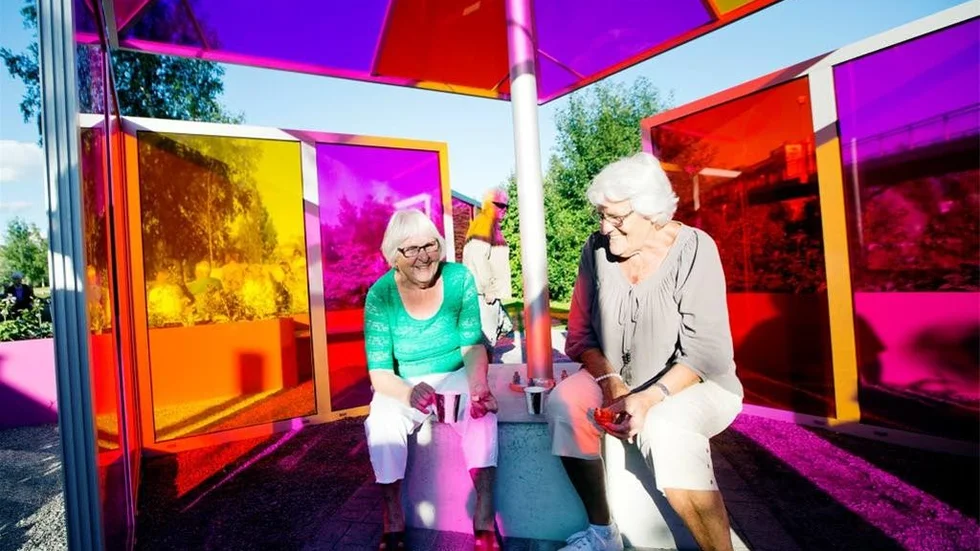 Aina Jonsson (till vänster) och Viola Lundgren slog sig ner i "karamell karusell" som det här färgglada trädgårdsrummet heter.