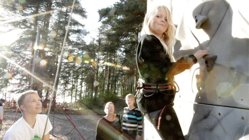 Linn Berglund från Piteå har klättrat på klättervägg en gång tidigare. Mamma Katarina och bror Mattias Berglund, 7 år, står vid sidan och tittar på.