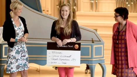 Cathrine Kullbrandt fick ta emot en check på 5000 kronor. Här flankeras hon av Festspelens Susanna Lindmark och Sparbanken Nords Anette Larsson.