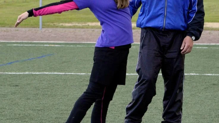 Fotboll är inte bara blodigt allvar, man kan skoja till det också, som Lois Holmström gör när hon demonstrerar hur en straffspark ska skjutas. Undra om tränare Per Nordlander är ”impad”?