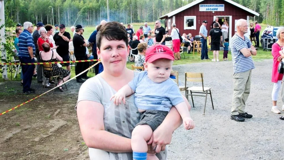 Lilla Elliot är yngst i Skomanstjälen. Här med mamma Anna-Carin Joakimsson.