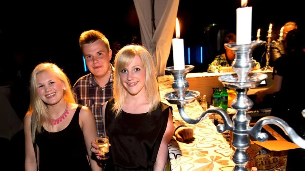 Barhäng med Malin Winberg, Johan Ullvin och Marta Jansson. Den sistnämnda påpekade att konfernciern Sofia Nordin är "världens bästa".