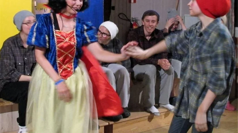Till tonerna från ”Sorry for party rocking” dansar Snövit (Erika Berglund) med alla dvärgarna. Här är det Trötter (Fanny Eklund) som får sig en svängom.