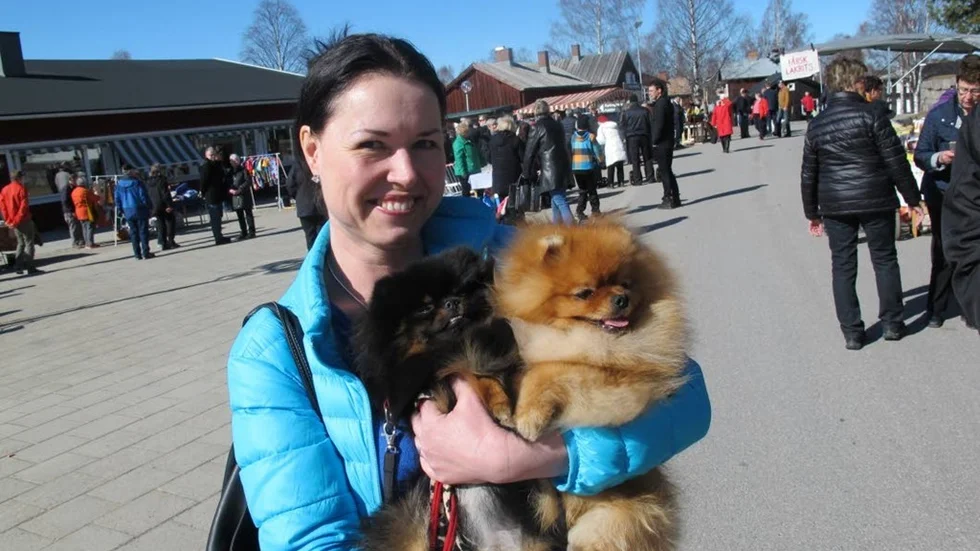 Lina och Bobby hade det varmt och skönt i sina pälsar, och inte minst i famnen hos matte Helena Lindqvist.