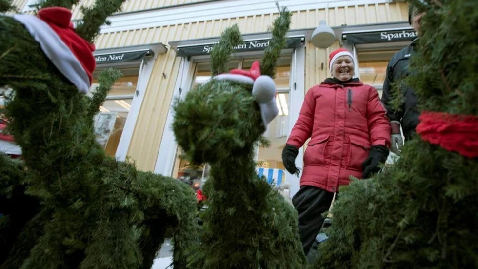 Personliga julbockar i granris från Tornedalen - alla döpta under tillverkningen - sålde Anita Hieta och Leif Wanhatalo.