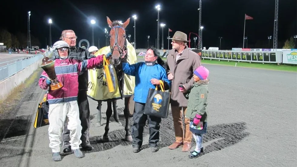 Susan Boyle vann Mäster Gustafs Pokal på Bodentravet igår. Här ses kusken Toni Ylitalo (längst till vänster) tillsammans med hästens ägare och Gustaf Halléns son Harald näst längst till höger.