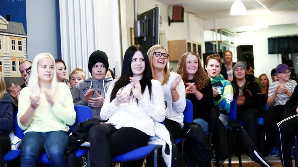 I publiken hade båda lagen klasskamrater och familj som hejade på dem.