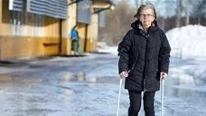 Irene Ekberg halkade, föll och bröt lårbenet. Läkaren missade brottet och ordinerade hemgång och vila.