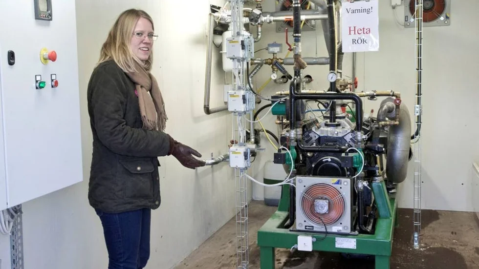Kristina Yngwe tittar på den moderna teknik som förvandlar kogödsel till energi.