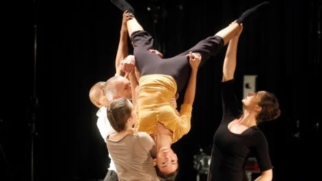 De fem dansarna i danskompaniet Focus Dance med säte i Uppsala, bidrog till öppningen av Dansfesten med den grymma föreställningen "Cruel Whispers". Från vänster närmast kameran: Johanna Wernmo, Morgan Karlsson, Pontus Sundset, och Solne Nusbaum, som här lyfter "ankungen" Laura Lamy.