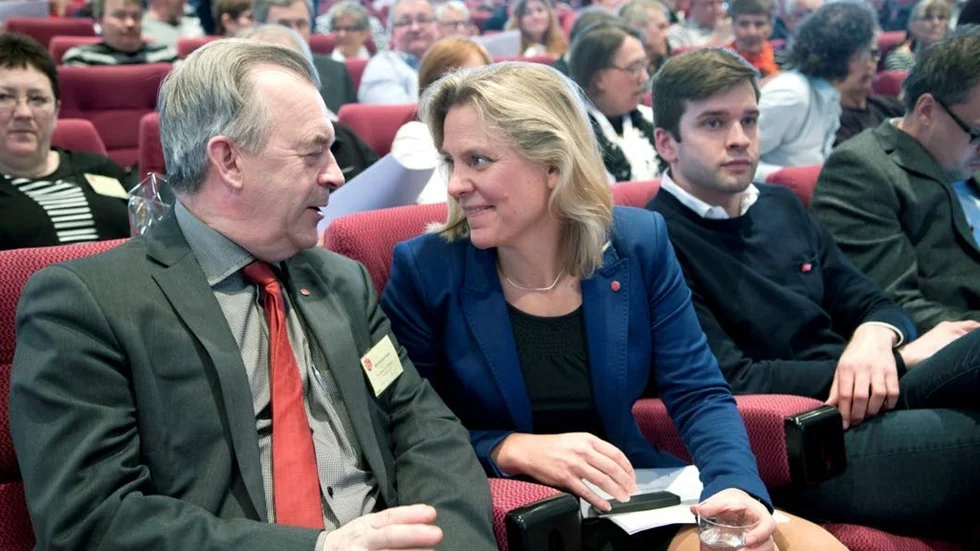 Magdalena Andersson i samspråk med riksdagsledamoten Sven-Erik Bucht.