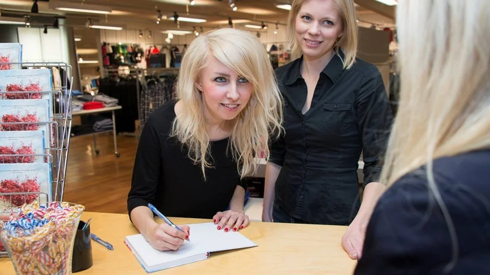 Boksignering. Projektet, att skriva en svensk inspirationsbok, tog tre år att förverkliga. Nu är författarna Petra Backteman, till vänster, och Johanna Öberg på bibliotek, skolor och butiker runt om i landet för att marknadsföra boken och sprida dess budskap.