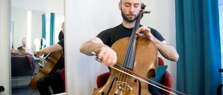 Humor med norsk dirigent och känslosvall på cello