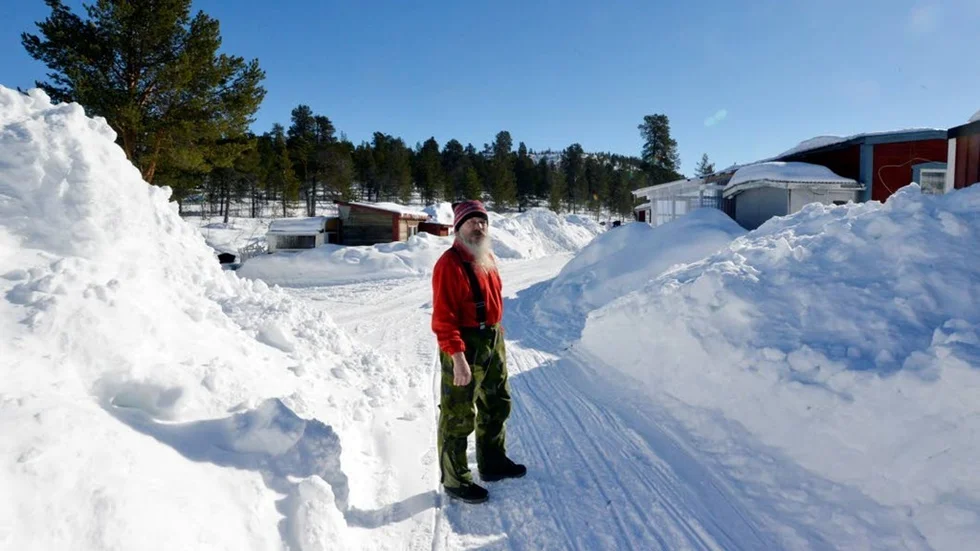 Snövallarna är gigantiska på Inge Rankvists husvagnsparkering. Det är knappt så att vagnarna syns.