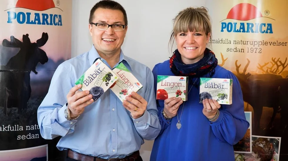 Pasi Anttila, vd för Polarica, och Johanna Dannesund visar upp de nya bärförpackningarna. ?