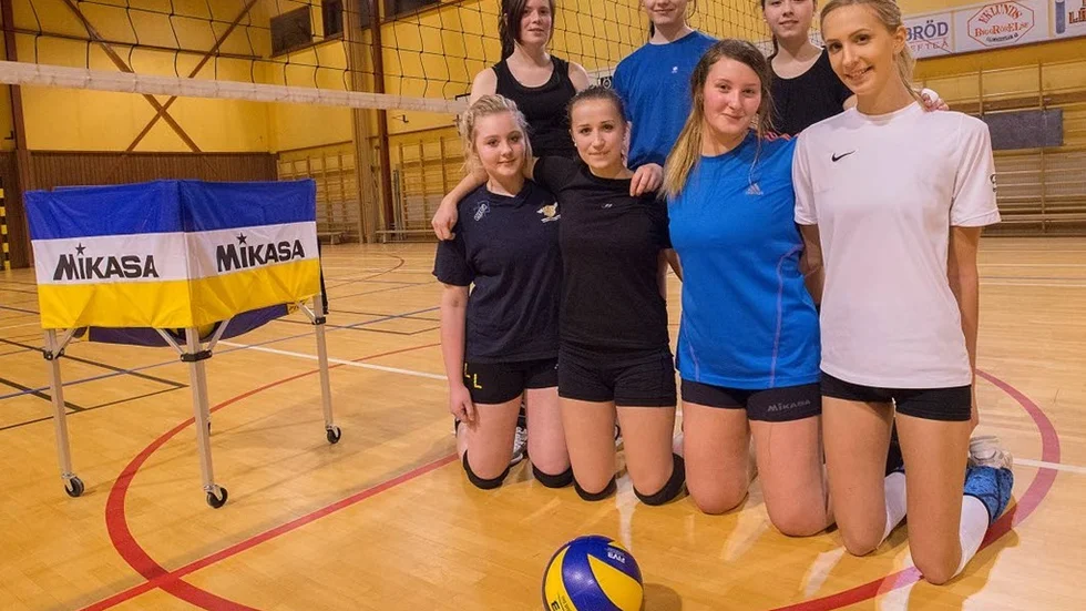 Seriesegrare. Glommersträsks volleybollag vann nordsvenska division två. Bakre raden: Lillemor Almgren, Felicia Lundgren och Ebba Törnberg. Främre raden: Linn Lövgren, Siri Björk, Emelie Edström och Erika Danielsson. I division 2-laget ingår också Hedvig Björk, Emmy Löf, Wilma Enstrand, Aina Björk, Jenny Karlsson, Anette Wikström och Maria Larsson.