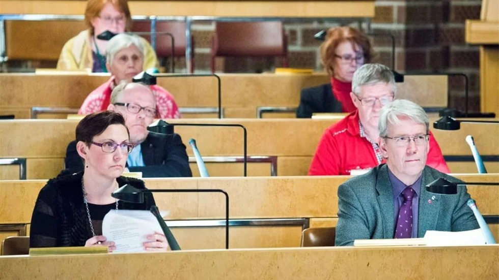 Kommunalrådet Helena Stenberg (S) och Peter Rosllund (S) förstod inte kritiken från alliansen. "Man ska komma ihåg att det som står o dokumenten inte heller är absolut krav" sa Stenberg.