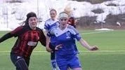 Norrskens Emilia Häggbom, till vänster, och Arvidsjaurs Lina Åman kämpar om bollen. Just den här duellen vann Lina, men det blev till slut Norrsken som efter att ha gjort sex mål i andra halvlek vände underläge och vann matchen.