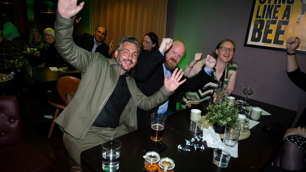 Muharrem Demirok (C), som siktar på en riksdagsplats, jublade tillsammans med partivänner på Centerpartiets valvaka på hotell Slottsparken. 