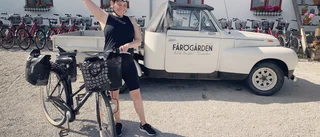 Cykelturen öppnade en ny värld – Emelie har tagit avstamp från fakta in i fantasin: ”Har varit så roligt att ställa frågor kring varje kyrka”