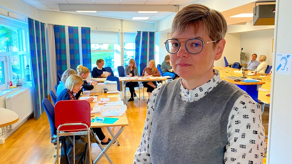 Under onsdagsröstningen räknas de röster som inte räknades under valnatten. Dels röster som inte hann levereras ut till vallokalerna i tid på valdagen. "Sen har vi alla brevröster, ambasadröster från utlandet. Vi har även de förtidsröster som hanterades i vallokalen men av någon anleding blivit underkända som vi granskar igen", säger Johanna Haapamäki, säkerhetschef i Motala kommun.