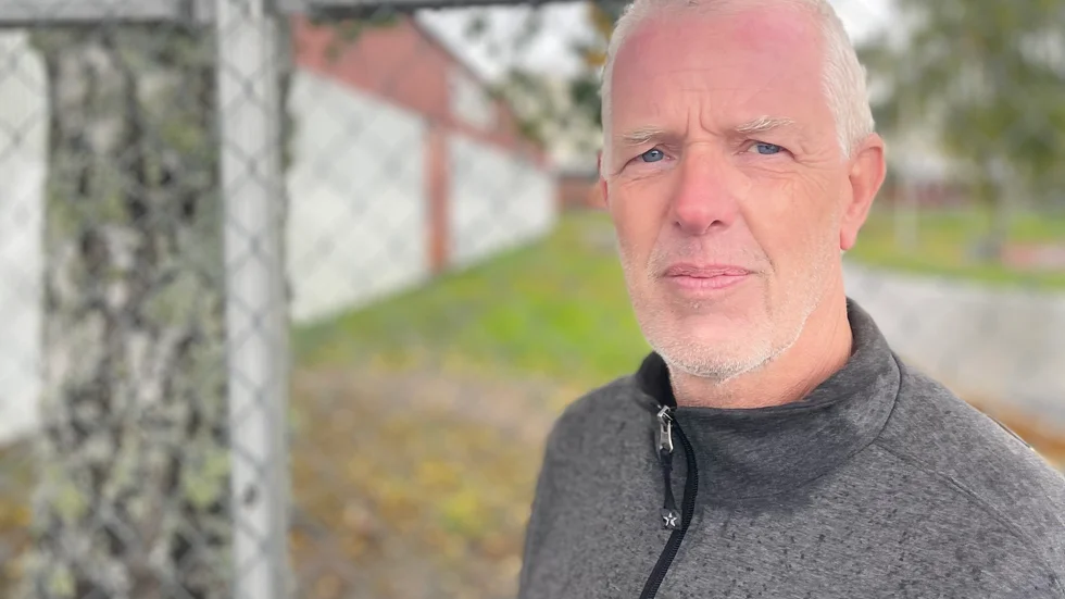 
"Säger vi till så slutar de kasta skräp, men tyvärr bara för stunden", säger Michael Öhrberg, vaktmästare vid ishallen. 