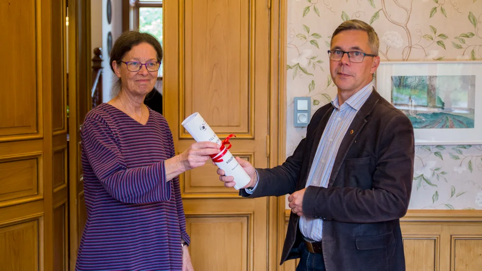 Klimatgruppen inom Naturskyddsföreningen i Katrineholm lämnade över en namninsamling för att upprätta en koldioxidbudget. Här delar Liselott Elén över namnunderskrifterna till kommunstyrelsens ordförande Johan Söderberg (S). 
