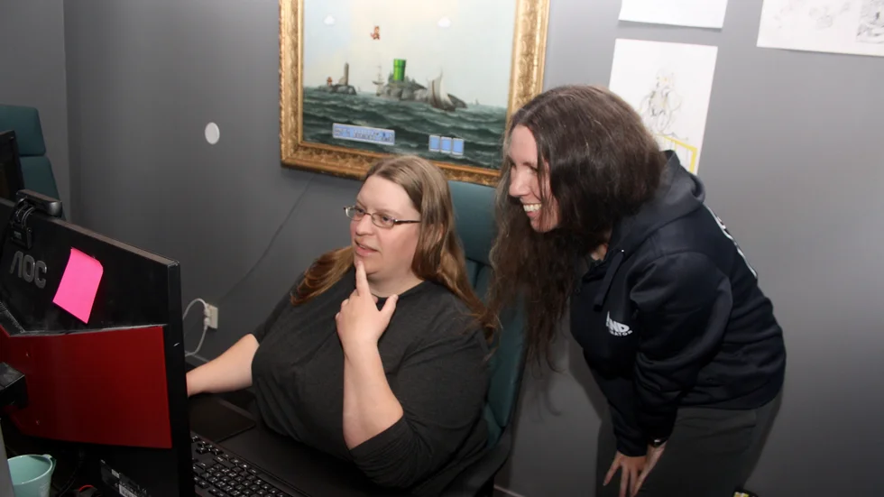 Ann-Louise Jonsson och Linda Kiby Zetterman i samspråk kring Streiffs hästspel.