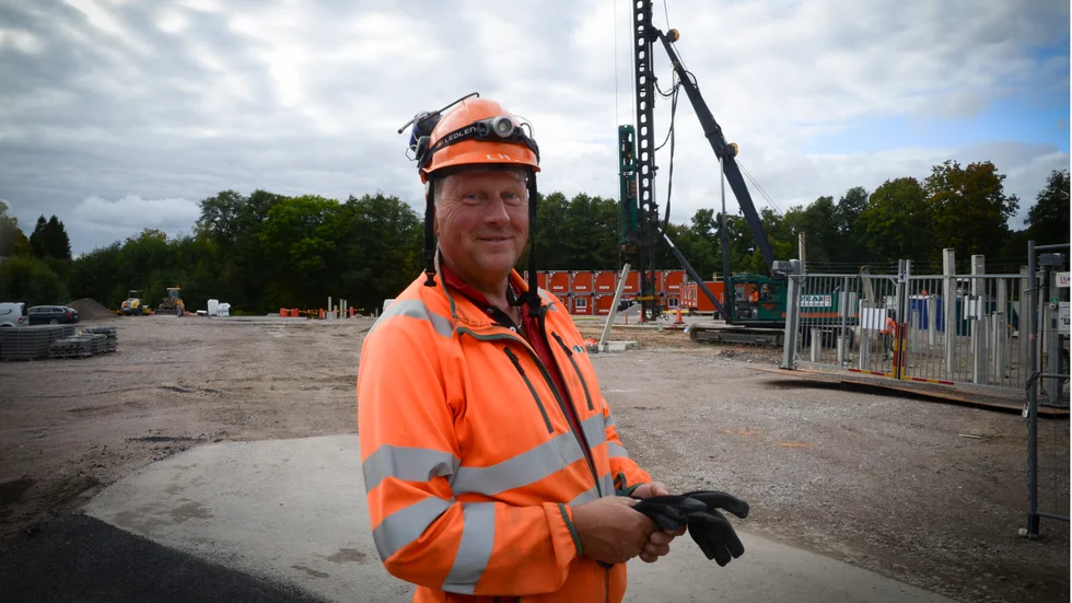 Leif Hellman jobbar med Peabs projekt vid Perioden. Till höger syns de 47 bostadsrätter som står helt klara i slutet av året. 