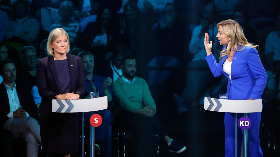 Magdalena Andersson (S) och Ebba Busch (KD) under en TV-sänd partiledardebatt.