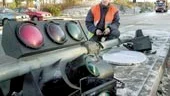 Ett trafikljus i Nyhemskorset på Riksväg 51 har körts ner under helgen. I går var Henrik Ripskog från Elinstallationer där för att kontrollera vad som behövde beställas till reparationen.
FOTO: NICLAS SANDBERG