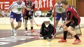 Finspångs IBK stod pall för favorittrycket och vann DMfinalen mot Kolmårdens IBK med 32. Här ses tvåmålskytten Fredrik Tuppen Johansson som försöker lura Kolmårdens målvakt Johan Doverhjelm.
FOTO: ANITA KJELLBERG