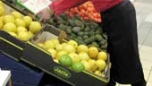 Henrik Johanson ansvarar för frukt- och grönt på Coop. För avocado, grapefrukt och kiwi anges i dag styckepris, men ganska snart får kunden även information om kilopris.
FOTO: ANITA KJELLBERG