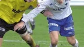 I 72:e min fick Jonas Wallerstedt en perfekt boll från Joe Spiteri och satte huvudet till som så många gånger förr. Det här målet kan vara guld värt för IFK och rädda laget kvar i allsvenskan. Facit har vi på lördag när returen spelas på Idrottsparken.
FOTO: ROBERT SVENSSON