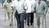  Just nu har fjolårets älgkalvar stötts bort av sina mammor och kan  förirra sig ut i trafiken, informerar eftersöksjägaren Lars Hagström till bilisten Lennart Göransson som fick viltolycksinformation igår.	
FOTO: ROBERT SVEENSSON