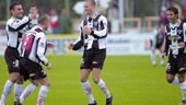 Pelle Andersson hade stor show på Bollspelaren i går kväll. Tack vare hans tre mål kunde Sylvia vinna med 3-1 mot Gefle. Här gratuleras han av, vänster, Simon Dogan, Chay Hews och, till höger, Jojje Karathanasis.
FOTO: NICLAS SANDBERG