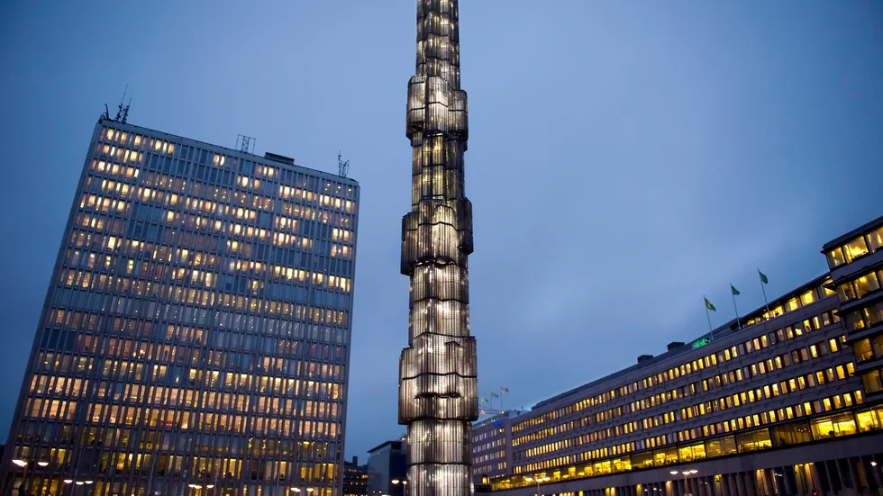 Det är inte klart huruvida glasobelisken, eller "Kristallvertikalaccent" som den egentligen heter, på Sergels torg kommer att fortsätta att lysa när höstmörkret kommer. Arkivbild.