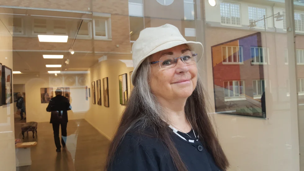 Britt Bogårdh började skolan i Västervik men flyttade snart från stan. Nu ställer hon ut i Västervik.