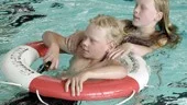 Elina Andersson, 11, bogserar lillebror Hannes, 10, för att få märket guldbojen. 
FOTO: TITTI OLOVSSON