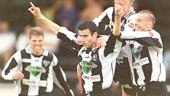 Christos Christoforidis , killen med det svårstavade namnet, är tillbaka på Bollspelaren i helgen. Fast nu med sin nya klubb, Assyriska från Södertälje. Här jublar han emellertid efter ett mål för Sylvia förra säsongen.